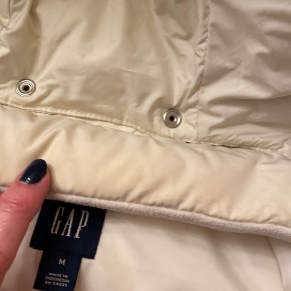 Puffer vest with removable hood - Picture 8 of 9